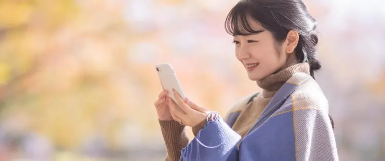スマホを見ている女性